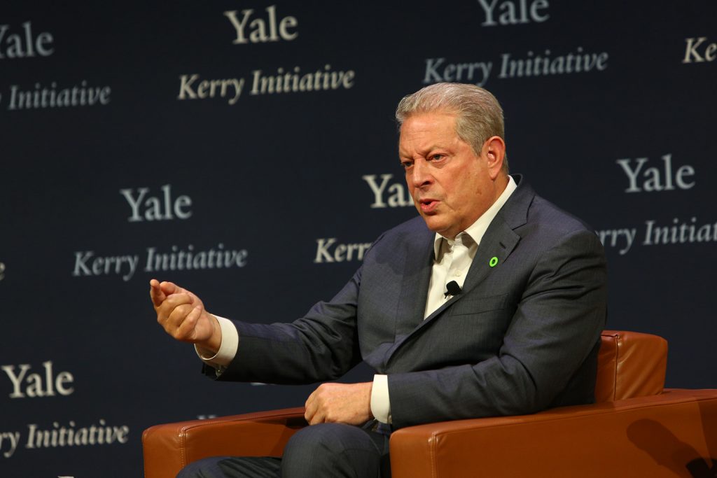 Al Gore talks with Kerry at SOM